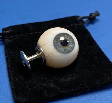 专业义眼师正在为客户定制义眼